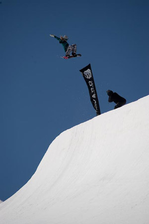 Hannah Teter snowboarding image